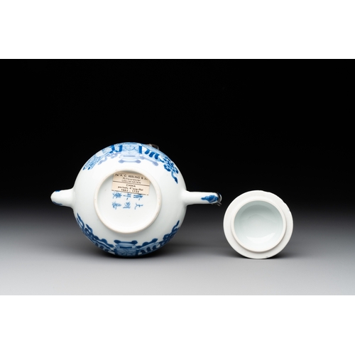 331 - A Chinese blue and white 'antiquities' teapot, Jiajing mark, KangxiL.: 16,5 cm - H.: 11,6 cm (incl. ... 