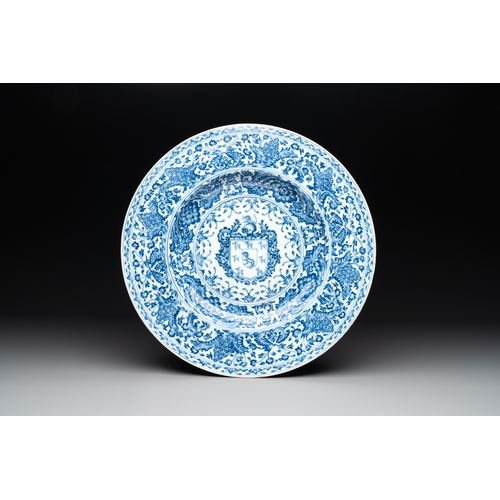 334 - A large Chinese blue and white armorial dish with the arms of the Coelho family, KangxiDia.: 35,5 cm... 