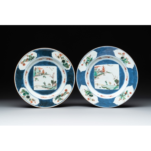 340 - A pair of Chinese famille verte blue-ground 'landscape' plates, Kangxi/YongzhengDia.: 21,9 cm... 