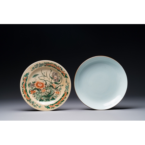 341 - A Chinese famille verte café-au-lait ground plate and a white-glazed plate, KangxiDia.: 22,5 cm (the... 