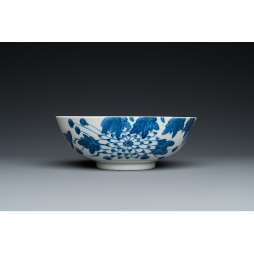 435 - A Chinese blue and white 'Bleu de Hue' bowl for the Vietnamese market, Nhuoc tham tran tang mark, 19... 