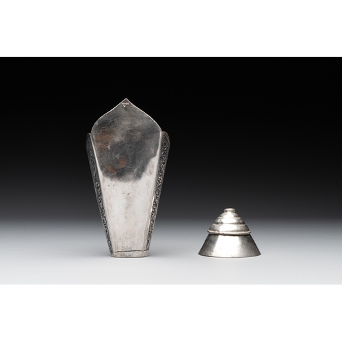 461 - Eight silver betel chewing utensils, Southeast Asia, 19/20th C.Dia.: 24,3 cm - H.: 6,2 cm (the tray)... 