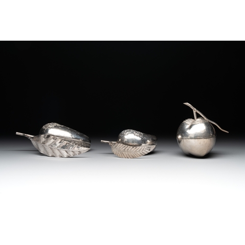 461 - Eight silver betel chewing utensils, Southeast Asia, 19/20th C.Dia.: 24,3 cm - H.: 6,2 cm (the tray)... 