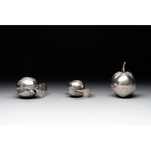 461 - Eight silver betel chewing utensils, Southeast Asia, 19/20th C.Dia.: 24,3 cm - H.: 6,2 cm (the tray)... 