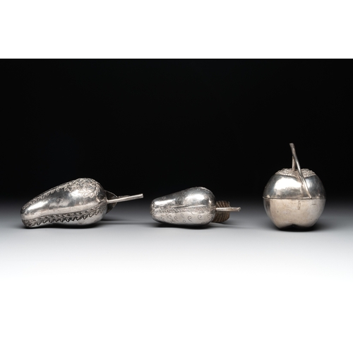 461 - Eight silver betel chewing utensils, Southeast Asia, 19/20th C.Dia.: 24,3 cm - H.: 6,2 cm (the tray)... 