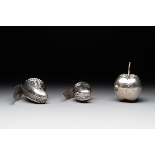 461 - Eight silver betel chewing utensils, Southeast Asia, 19/20th C.Dia.: 24,3 cm - H.: 6,2 cm (the tray)... 