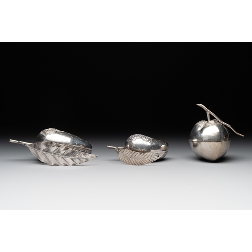 461 - Eight silver betel chewing utensils, Southeast Asia, 19/20th C.Dia.: 24,3 cm - H.: 6,2 cm (the tray)... 