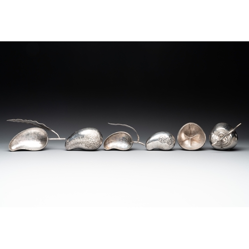 461 - Eight silver betel chewing utensils, Southeast Asia, 19/20th C.Dia.: 24,3 cm - H.: 6,2 cm (the tray)... 