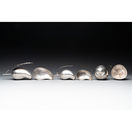 461 - Eight silver betel chewing utensils, Southeast Asia, 19/20th C.Dia.: 24,3 cm - H.: 6,2 cm (the tray)... 