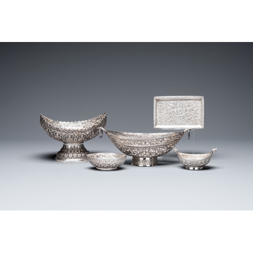 462 - Four silver Kashkul bowls and a rectangular tray, India and Persia, 19/20th C.Dim.: 20,5 x 15,5 x 15... 