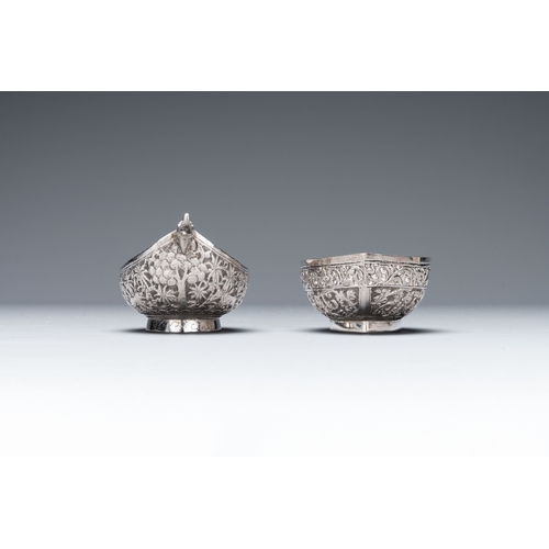 462 - Four silver Kashkul bowls and a rectangular tray, India and Persia, 19/20th C.Dim.: 20,5 x 15,5 x 15... 