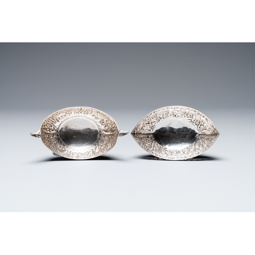 462 - Four silver Kashkul bowls and a rectangular tray, India and Persia, 19/20th C.Dim.: 20,5 x 15,5 x 15... 