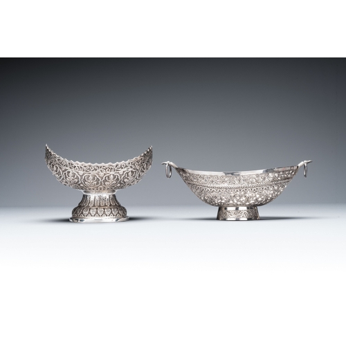 462 - Four silver Kashkul bowls and a rectangular tray, India and Persia, 19/20th C.Dim.: 20,5 x 15,5 x 15... 