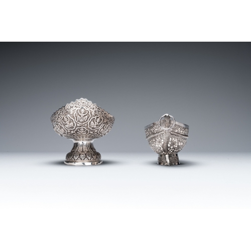 462 - Four silver Kashkul bowls and a rectangular tray, India and Persia, 19/20th C.Dim.: 20,5 x 15,5 x 15... 