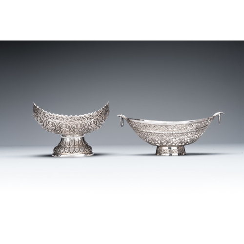 462 - Four silver Kashkul bowls and a rectangular tray, India and Persia, 19/20th C.Dim.: 20,5 x 15,5 x 15... 