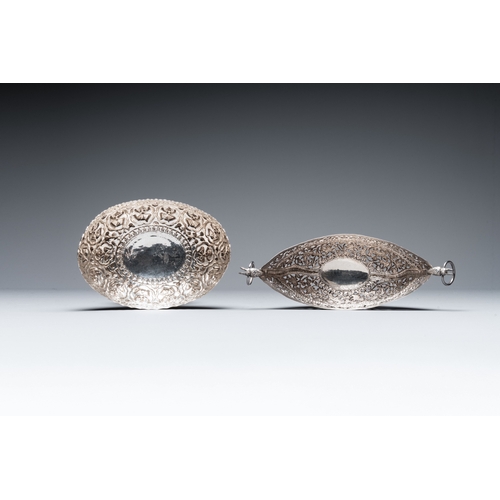 462 - Four silver Kashkul bowls and a rectangular tray, India and Persia, 19/20th C.Dim.: 20,5 x 15,5 x 15... 