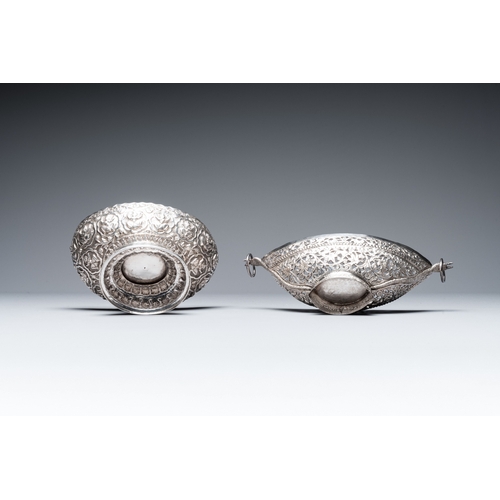 462 - Four silver Kashkul bowls and a rectangular tray, India and Persia, 19/20th C.Dim.: 20,5 x 15,5 x 15... 