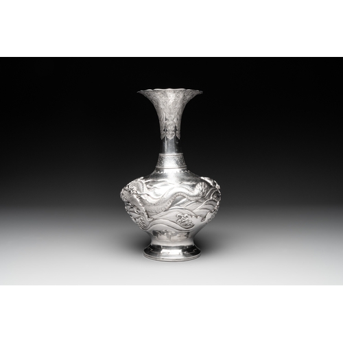 466 - A Japanese silver 'dragon' vase, signed Mitsuhisa, Meiji, 19th C.H.: 28 cm
Weight: 622 grams
The bot... 