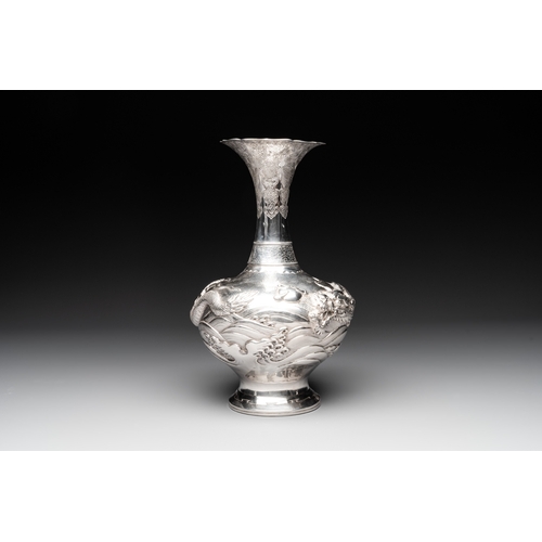 466 - A Japanese silver 'dragon' vase, signed Mitsuhisa, Meiji, 19th C.H.: 28 cm
Weight: 622 grams
The bot... 