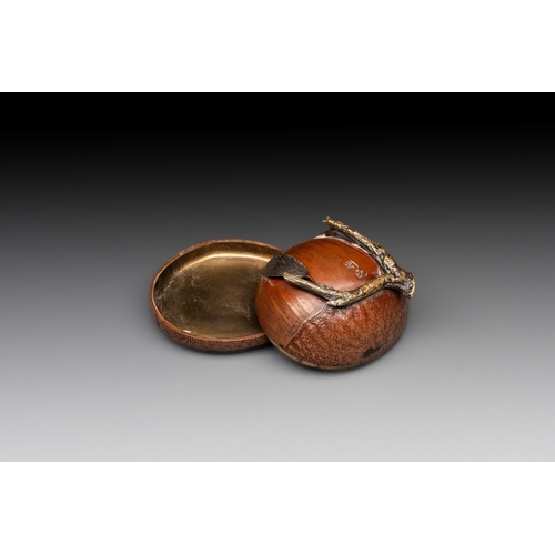 467 - A Japanese chestnut-form hako-netsuke, signed Noriyuki, Edo, 18th C.Dim.: 5 x 4,5 x 3,2 cm 
Hako-net... 