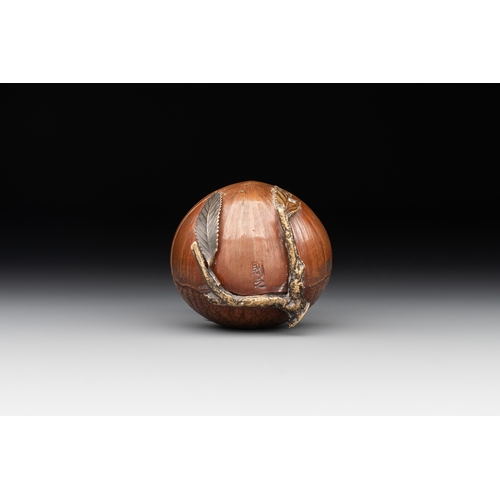 467 - A Japanese chestnut-form hako-netsuke, signed Noriyuki, Edo, 18th C.Dim.: 5 x 4,5 x 3,2 cm 
Hako-net... 