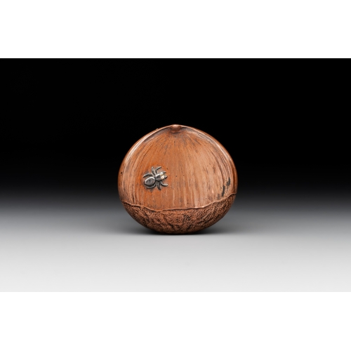 467 - A Japanese chestnut-form hako-netsuke, signed Noriyuki, Edo, 18th C.Dim.: 5 x 4,5 x 3,2 cm 
Hako-net... 