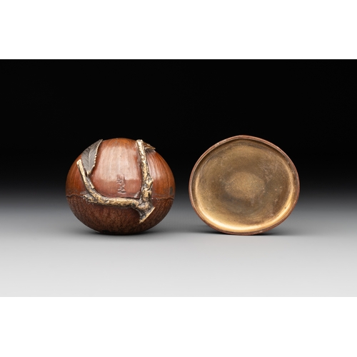 467 - A Japanese chestnut-form hako-netsuke, signed Noriyuki, Edo, 18th C.Dim.: 5 x 4,5 x 3,2 cm 
Hako-net... 