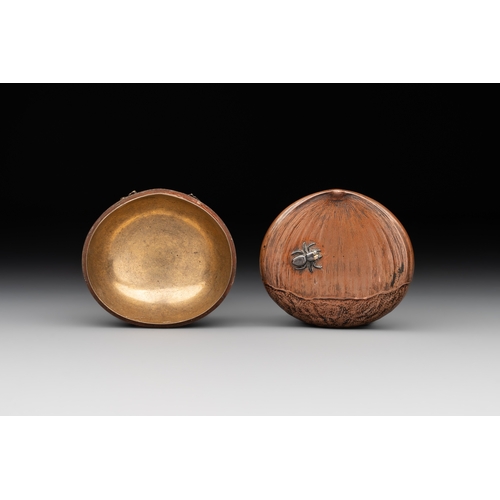 467 - A Japanese chestnut-form hako-netsuke, signed Noriyuki, Edo, 18th C.Dim.: 5 x 4,5 x 3,2 cm 
Hako-net... 