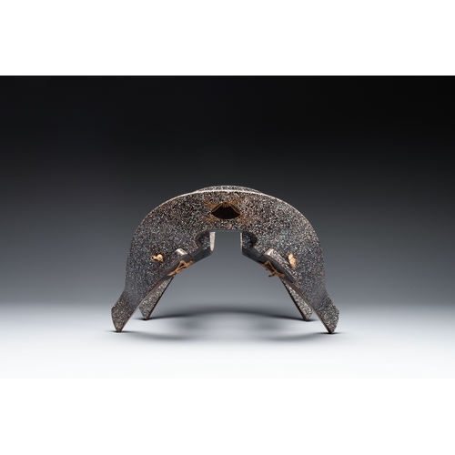 470 - A Japanese aogai-nashiji 'kura' saddle, Edo, dated 1668Dim.: 40 x 41,5 x 28 cm  
The saddle dated Ka... 