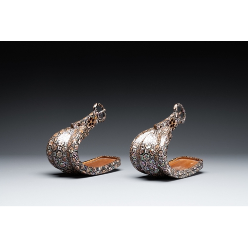 471 - A pair of Japanese lacquered and 'raden' mother-of-pearl-inlaid 'abumi' stirrups, Edo, 18/19th C.Dim... 