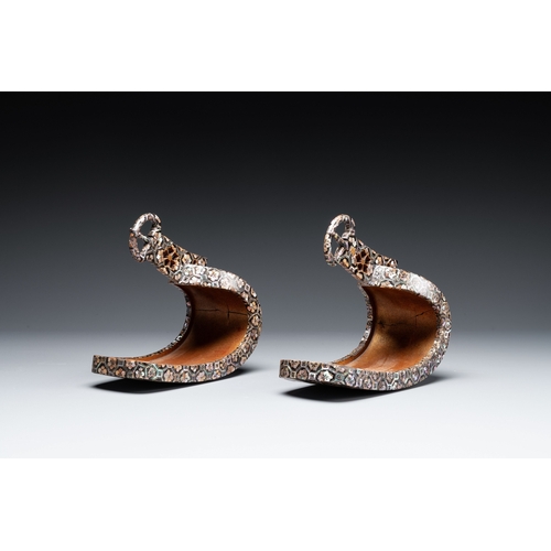 471 - A pair of Japanese lacquered and 'raden' mother-of-pearl-inlaid 'abumi' stirrups, Edo, 18/19th C.Dim... 