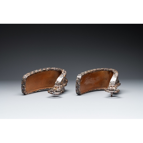 471 - A pair of Japanese lacquered and 'raden' mother-of-pearl-inlaid 'abumi' stirrups, Edo, 18/19th C.Dim... 