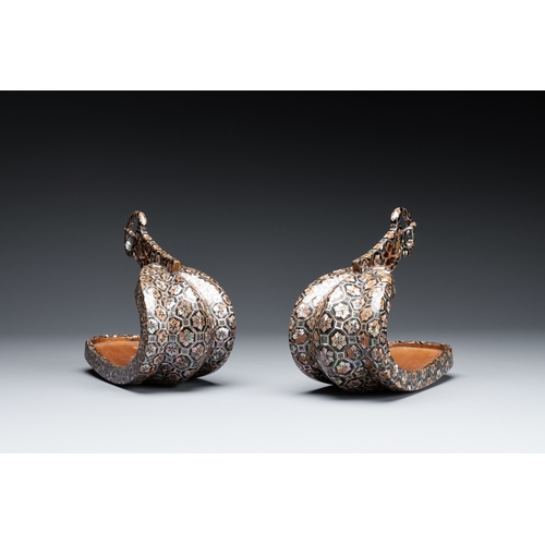 471 - A pair of Japanese lacquered and 'raden' mother-of-pearl-inlaid 'abumi' stirrups, Edo, 18/19th C.Dim... 