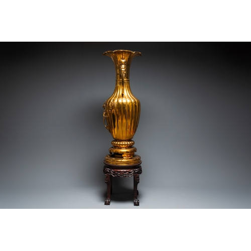 479 - A massive Japanese metal alloy vase on a Chinese hardwood stand with marble top, Kyoto mark, Showa, ... 