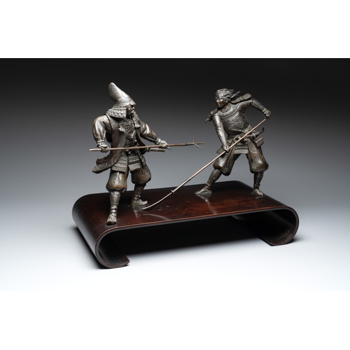 482 - A fine pair of Japanese bronze warriors mounted on a wooden stand, Meiji/Taisho, 19/20th C.H.: 32,8 ... 