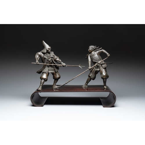 482 - A fine pair of Japanese bronze warriors mounted on a wooden stand, Meiji/Taisho, 19/20th C.H.: 32,8 ... 