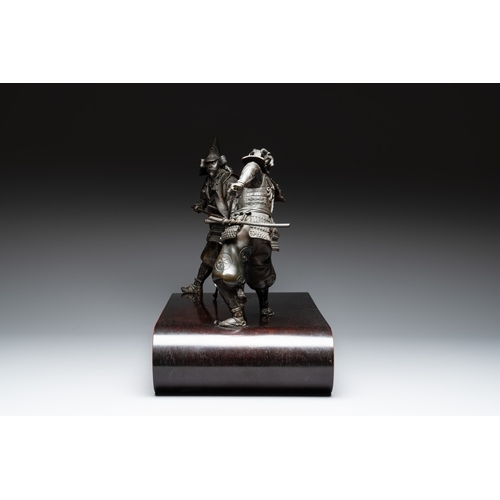 482 - A fine pair of Japanese bronze warriors mounted on a wooden stand, Meiji/Taisho, 19/20th C.H.: 32,8 ... 