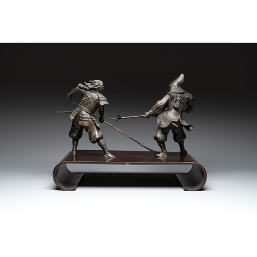 482 - A fine pair of Japanese bronze warriors mounted on a wooden stand, Meiji/Taisho, 19/20th C.H.: 32,8 ... 