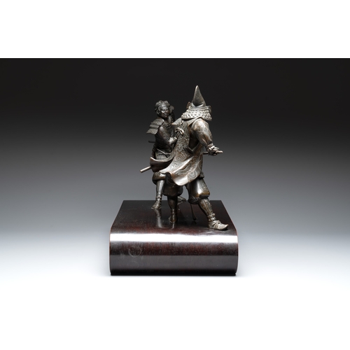 482 - A fine pair of Japanese bronze warriors mounted on a wooden stand, Meiji/Taisho, 19/20th C.H.: 32,8 ... 