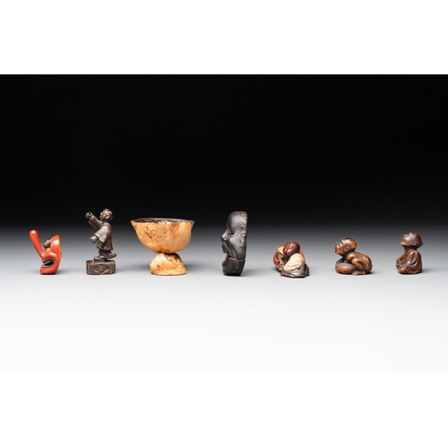 483 - Five Japanese netsukes, a bronze figure and a lacquered burl wood cup, 19th C.L.: 7 cm - H.: 5 cm (t... 