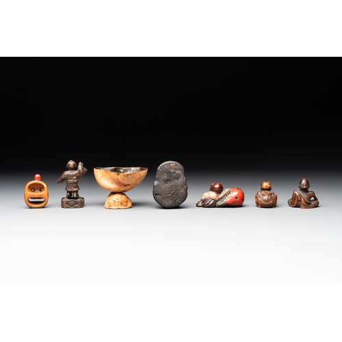 483 - Five Japanese netsukes, a bronze figure and a lacquered burl wood cup, 19th C.L.: 7 cm - H.: 5 cm (t... 