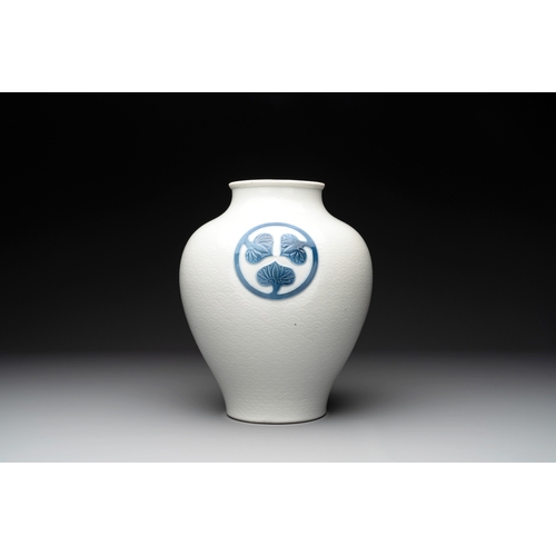 487 - A Japanese blue and white 'Tokugawa crest' vase, Edo/Meiji, 19th C.H.: 30,8 cm