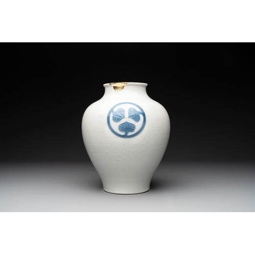 487 - A Japanese blue and white 'Tokugawa crest' vase, Edo/Meiji, 19th C.H.: 30,8 cm