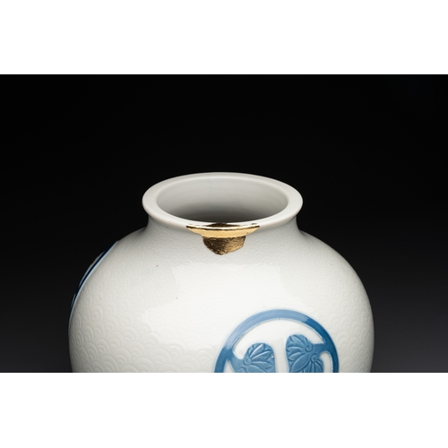 487 - A Japanese blue and white 'Tokugawa crest' vase, Edo/Meiji, 19th C.H.: 30,8 cm