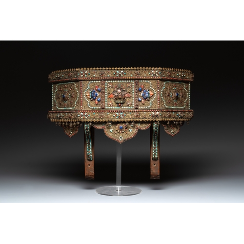 494 - A Nepalese gilt copper console inlaid with glass, precious stones and red coral, 19th C.Dim.: 47 x 1... 