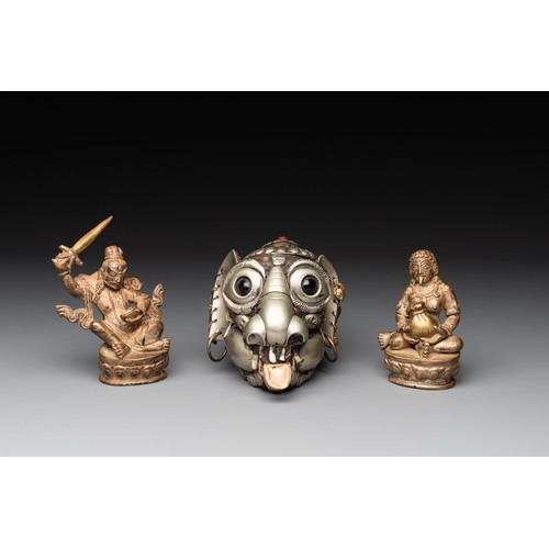 495 - A Tibetan monkey skull or kapala and two Sino-Tibetan bronze figures, 19/20th C.Dim.: 8,5 x 8 x 12,5... 