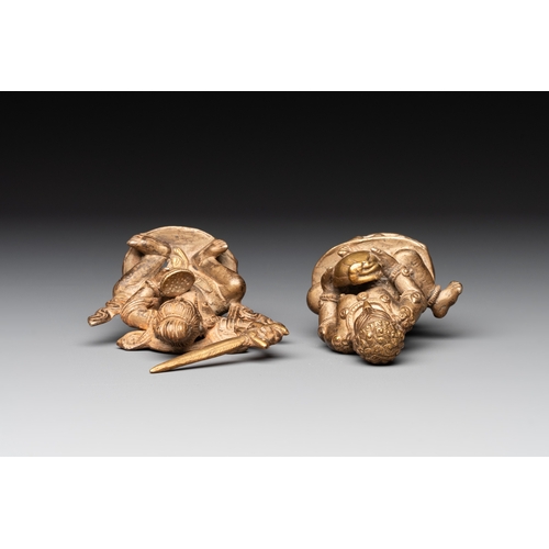 495 - A Tibetan monkey skull or kapala and two Sino-Tibetan bronze figures, 19/20th C.Dim.: 8,5 x 8 x 12,5... 