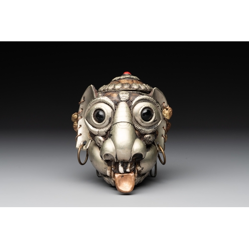 495 - A Tibetan monkey skull or kapala and two Sino-Tibetan bronze figures, 19/20th C.Dim.: 8,5 x 8 x 12,5... 