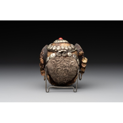 495 - A Tibetan monkey skull or kapala and two Sino-Tibetan bronze figures, 19/20th C.Dim.: 8,5 x 8 x 12,5... 