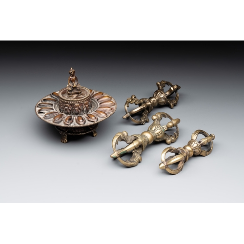 498 - Three Tibetan bronze vajra and a copper incense burner, 18/20th C.L.: 12,1 cm (the longest vajra) L.... 